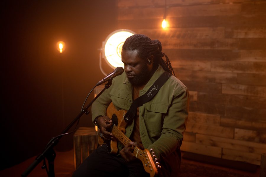 Midé performing live